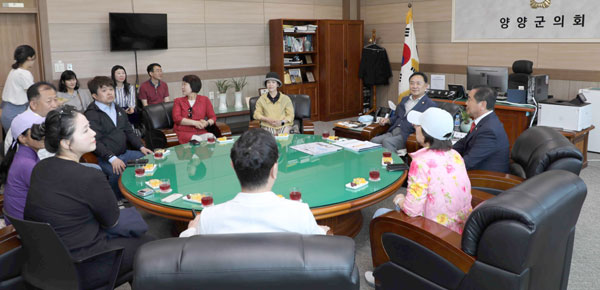 송파구의회 도시건설위원회 이하식 위원장과 위원들이 송파구와 자매결연을 맺고 있는 강원도 양양군의회를 방문, 양양군의회 의장과 환담하고 있다.