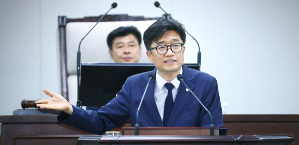 박종현 송파구의원이 장지동 음식물류폐기물처리시설의 악취와 관련한 구정질문을 하고 있다.