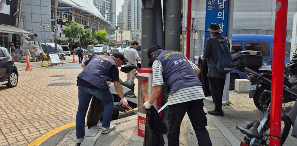 법무부 서울준법지원센터는 7일 사회봉사 대상자를 투입, 서울풍물시장 환경개선 프로그램을 실시했다.