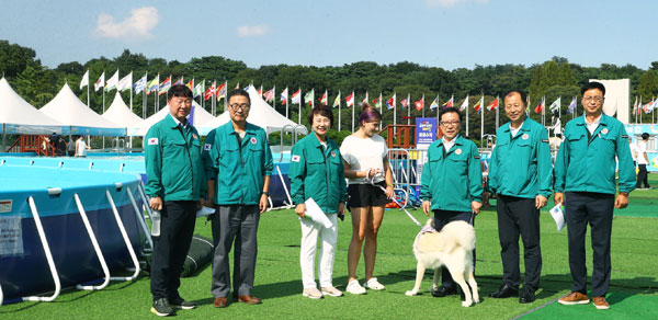 이혜숙 송파구의회 의장(왼쪽서 세번째)이 19일 올림픽공원 평화의문 광장에 마련된 ‘하하호호 올림픽 반려견 물놀이장’을 찾아 기념촬영하고 있다.