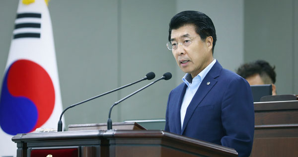 서강석 송파구청장이 2024년도 송파구 제1회 일반 및 특별회계 세입·세출 추가경정예산안 관련 시정연설을 하고 있다.