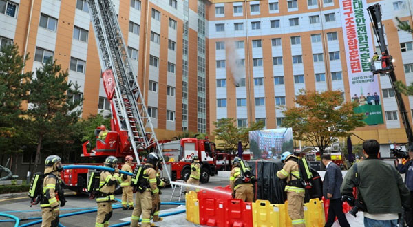 송파소방서는 29일 한국체육대에서 17개 기관 800여명이 참가한 가운데 대규모 복합재난 대응을 위한 긴급구조 종합훈련을 실시했다.