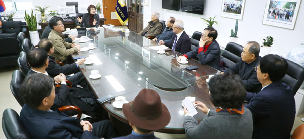 송파구의회는 지난 18일 의장실에서 성내천 수변활력 거점사업과 관련, 의회를 방문한 지역주민들과 간담회를 가졌다.